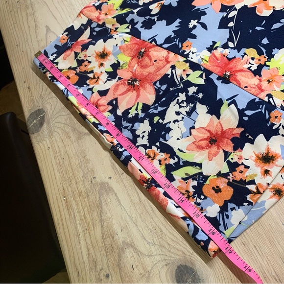 NWOT New York & Company Floral Shorts - Picture 6 of 11